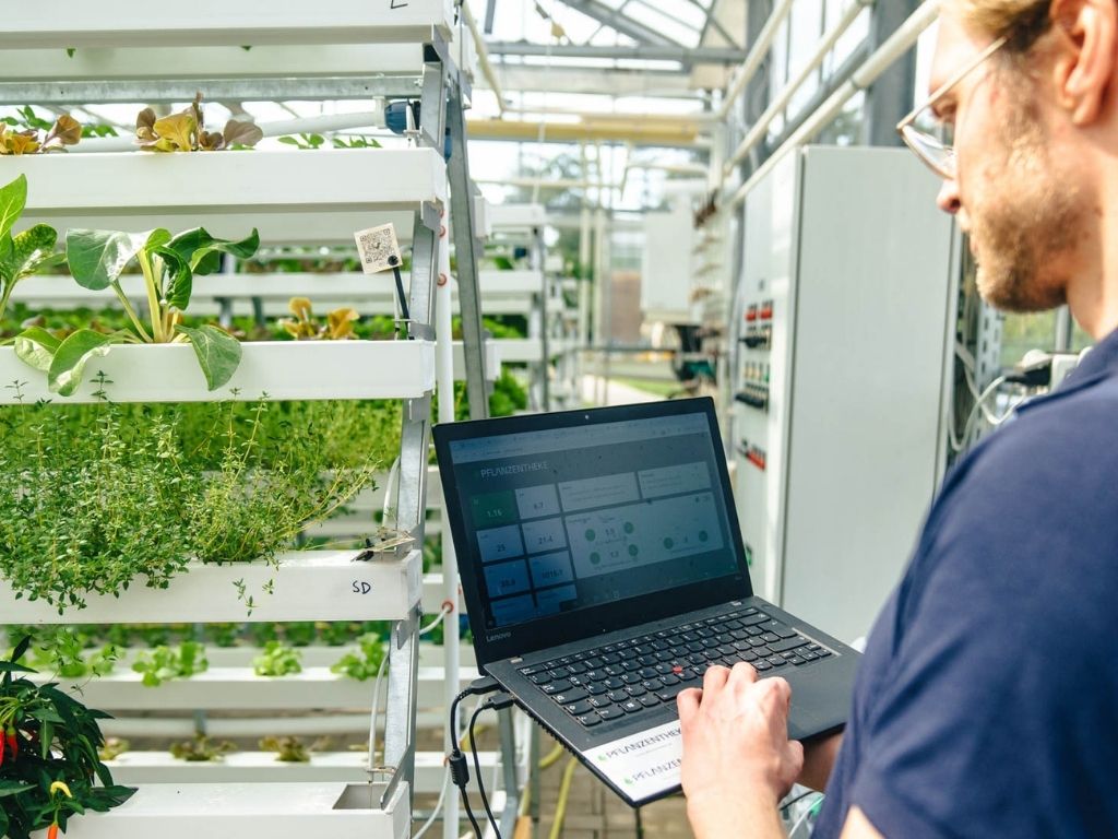 Smart Farming Computer im Gewächshaus